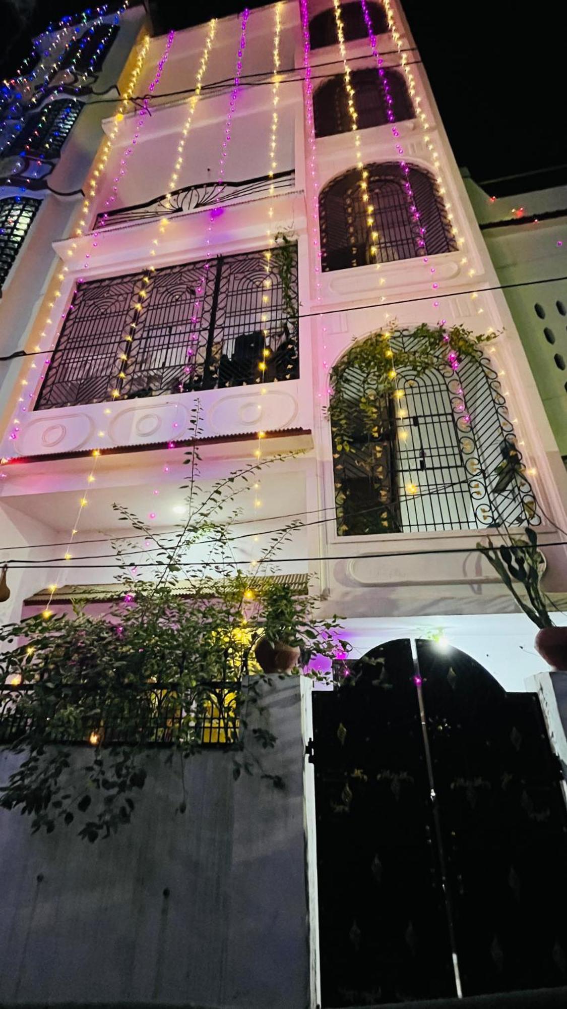 El Profesor Varanasi Exterior foto